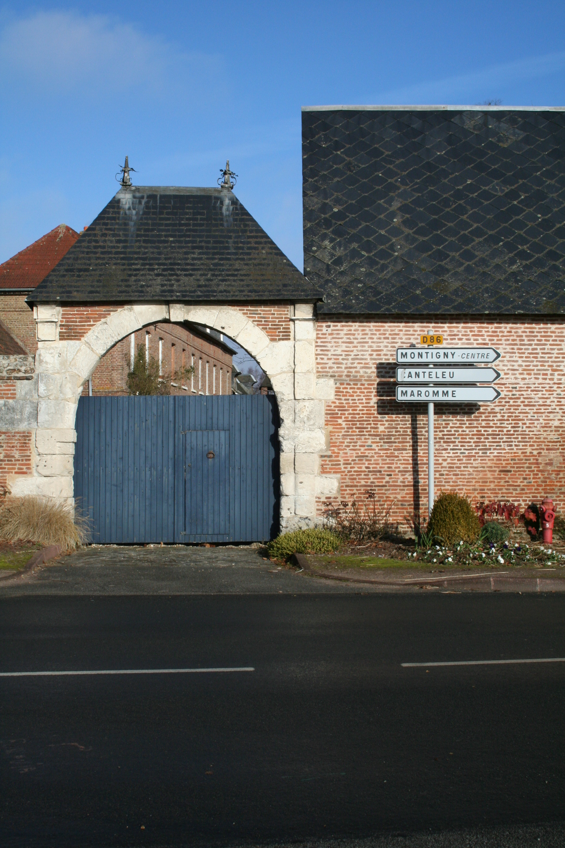 Photo of gates in Montigny
